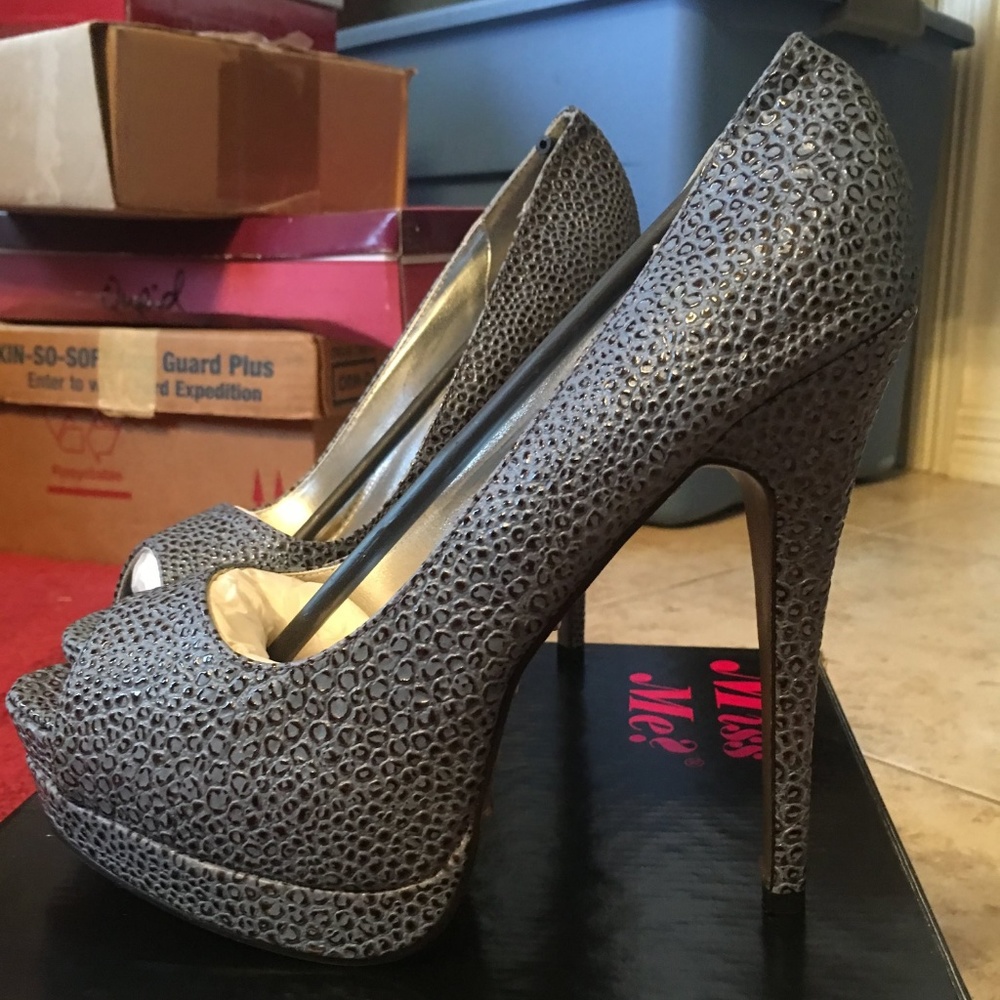 NEVER WORN NEW W/O TAGS "Jocelyn-19" New Purple Heels size 8 - Picture 1 of 5